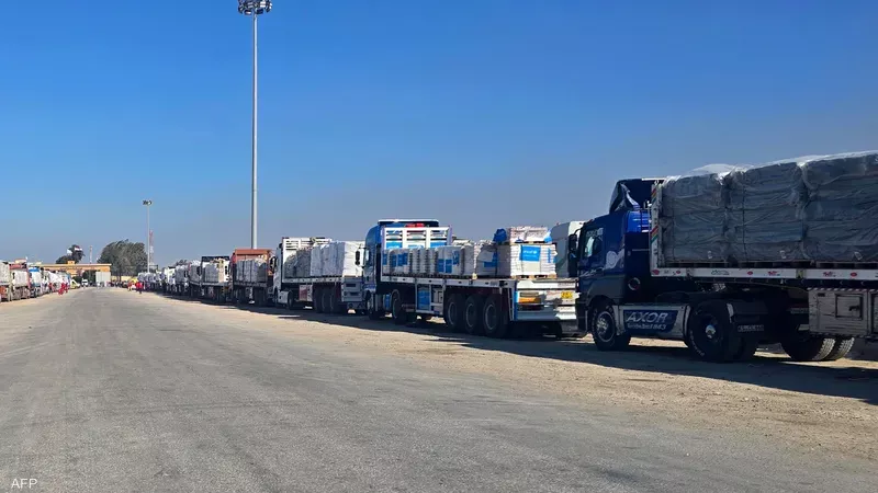 بدء دخول شاحنات المساعدات إلى قطاع غزة عبر معبر رفح