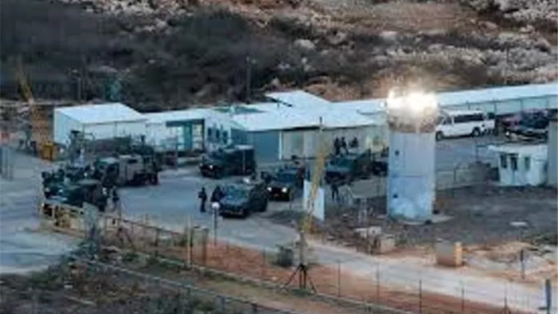 إعلام إسرائيلي: مصلحة السجون تبدأ بنقل الأسرى الفلسطينيين من معتقلاهم لسجن عوفر