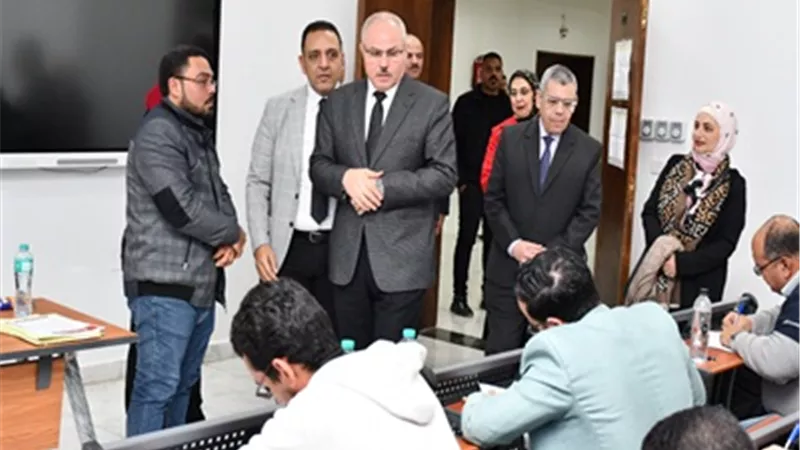 رئيس جامعة القناة يتفقد سير امتحانات الدراسات العليا بكلية التجارة