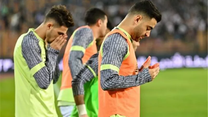 لاعبو الزمالك يتفقدون أرضية الملعب قبل مواجهة إنيمبا بالكونفيدرالية