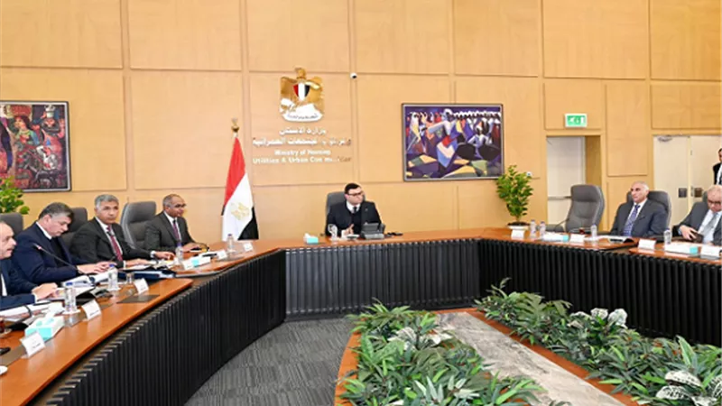 وزير الإسكان يتابع مشروعات تنفذها شركة المقاولون العرب
