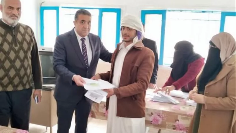 رئيس مركز سيوة يسلم ٧٥ كارت للمستفيدين من برنامج تكافل وكرامة