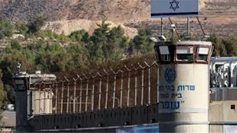 استعدادات مكثفة في سجن عوفر غربي رام الله لإطلاق سراح الأسرى الفلسطينيين