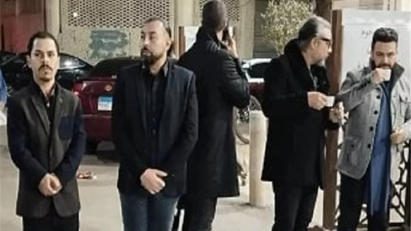 نجل الفنان فكرى صادق يستقبل عزاء والده بمسجد الحامدية الشاذلية