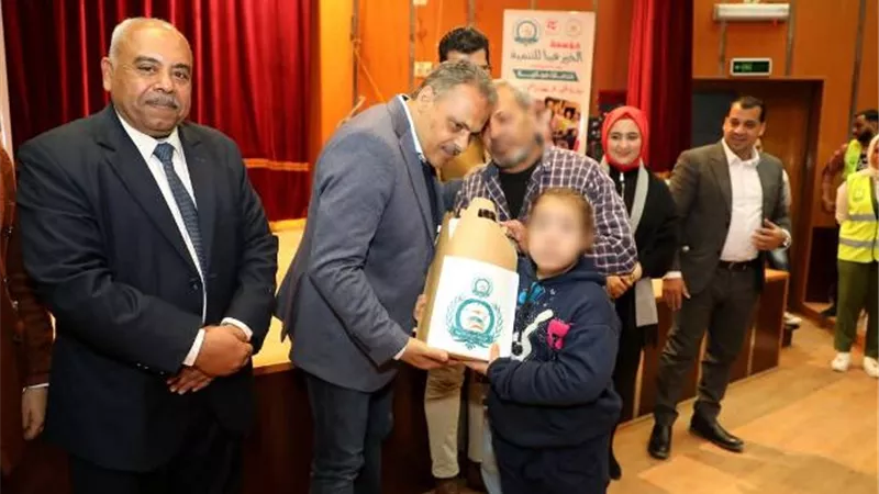 محافظ الشرقية يسلم كراسي وأجهزة تعويضية وبطاطين لذوي القدرات