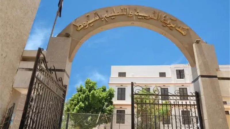 خصم شهرين لموظف و استبعاد آخر فى واقعة نشر امتحان بأسيوط