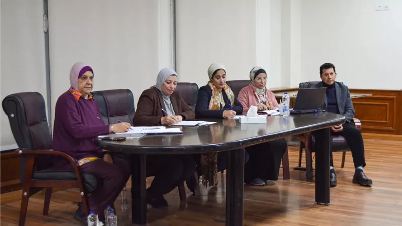 وزير الشباب يشهد مقابلات المتقدمين للتطوع بمعرض القاهرة الدولي للكتاب
