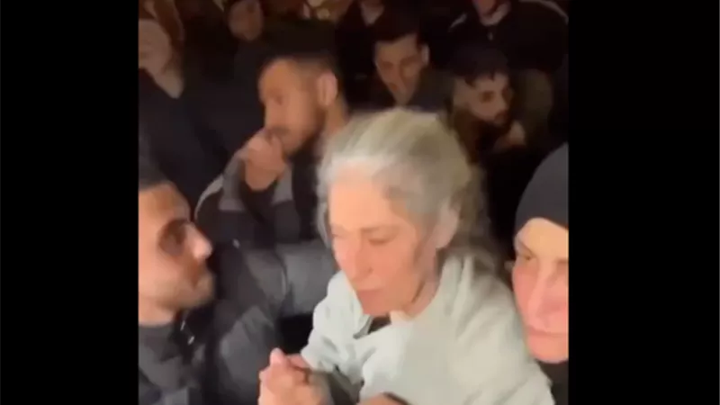 مشهد مؤثر.. خالدة جرار وسط احتفالات الشعب الفلسطيني