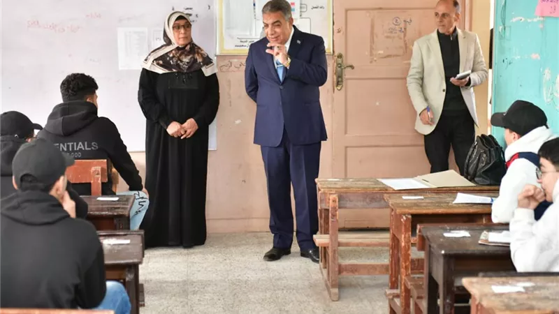 مرزوق يتفقد لجان امتحانات الفصل الدراسي الأول للشهادة الإعدادية