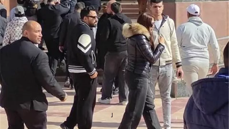 شقيق ياسمين عبد العزيز يقيم عزاء والده رغم إلغائه ..اليوم