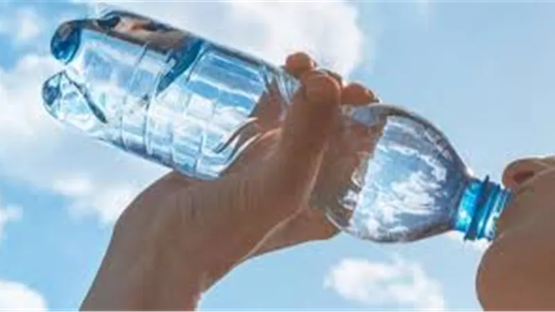 تعرف على مخاطر إعادة استخدام عبوات المياه البلاستيكية