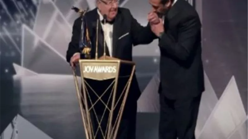 الابن البار.. كريم عبد العزيز يقبل يد والده بلقطة مؤثرة فى Joy Awards