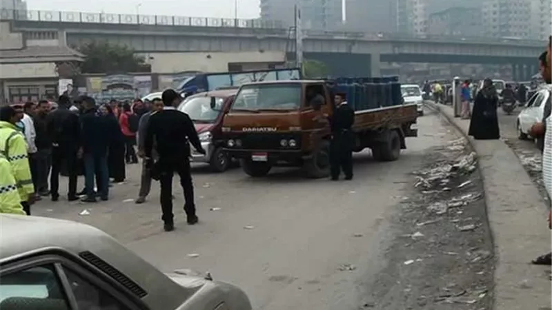 حملة أمنية تزيل إشغالات رصيف بحي النزهة بالقاهرة