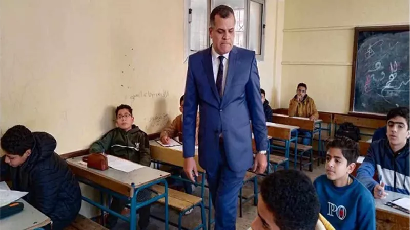 مدير تعليم دمياط يتفقد لجان امتحانات الإعدادية