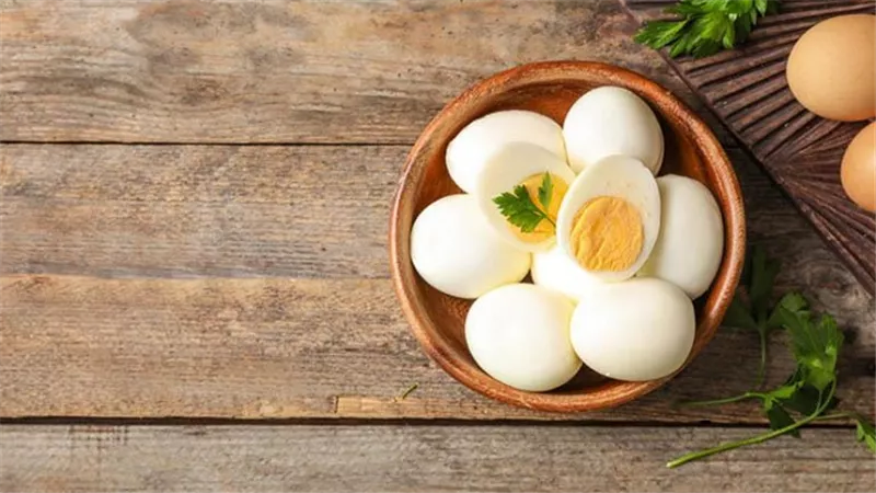 أبرز الفوائد الصحية للبيض المسلوق .. تحسين صحة العظام