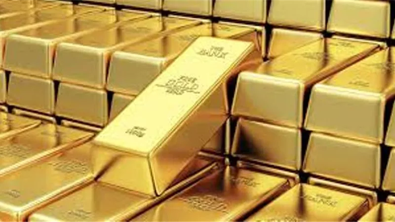 هبوط الدولار وسط ارتفاع المعدن الأصفر عالميا