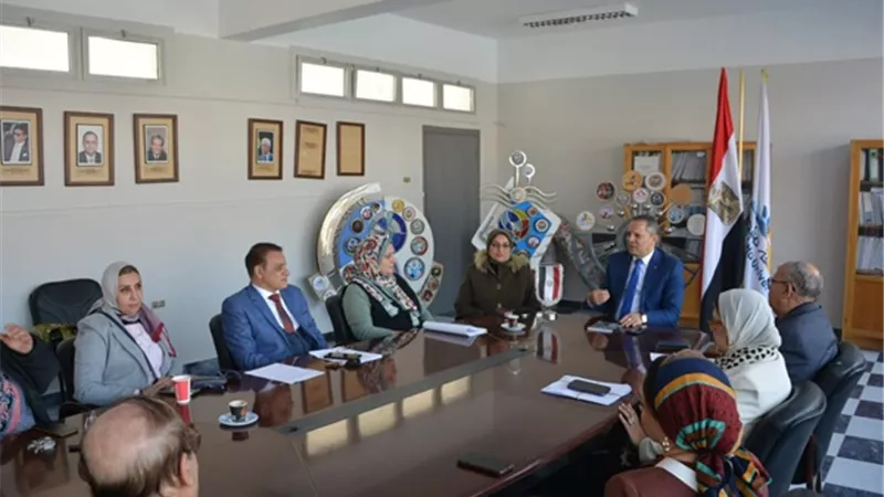 رئيس جامعة دمياط يجتمع برؤساء أقسام كلية الفنون التطبيقية
