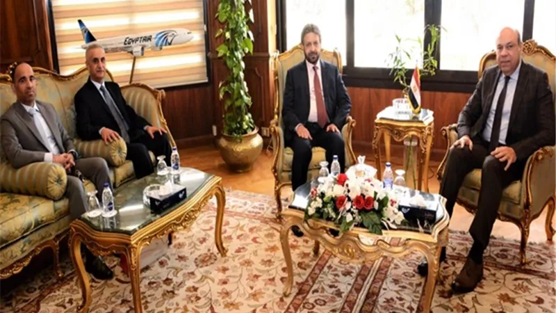 الحفني يبحث مع وفد إماراتي دعم التعاون المشترك بمجال الطيران