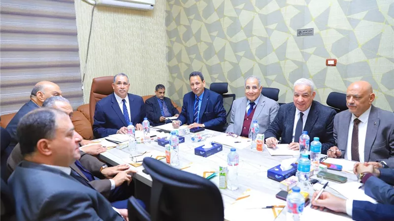 «إحالة للنيابة العامة.. تشكيل لجنة الحريات».. قرارات هامة خلال اجتماع نقيب المحامين بهيئة المكتب والأمانة العامة