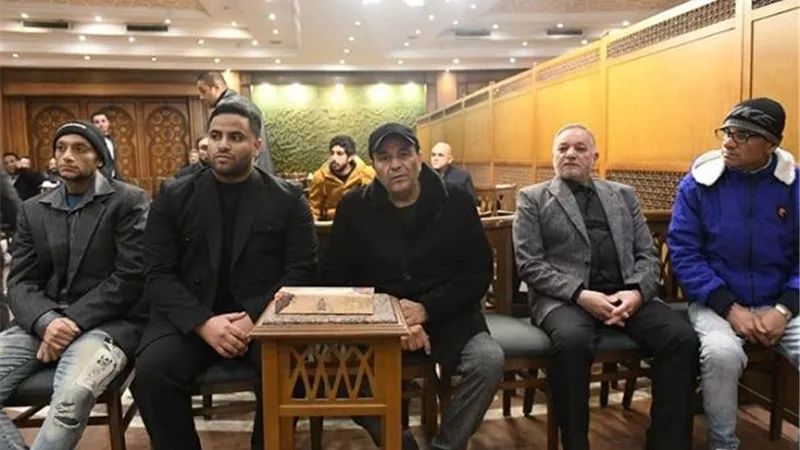 النقيب ولطفي وفؤش يواسون شقيق ياسمين عبد العزيز فى وفاة والده