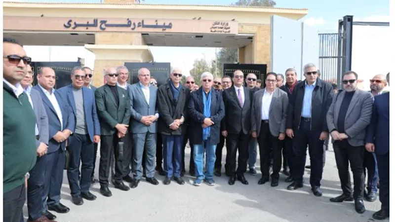 رئيس جامعة القاهرة يستقبل مصابي قطاع غزة أمام معبر رفح