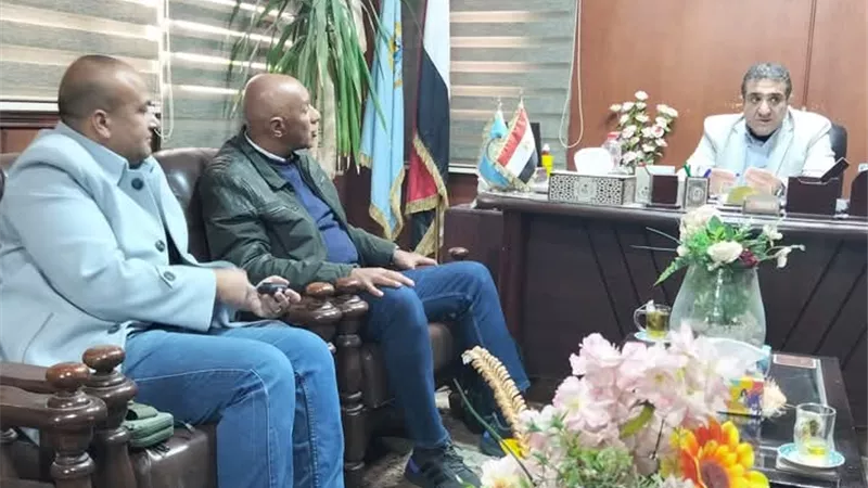 رئيس مدينة سيوة يتابع جهود خفض منسوب مياه الصرف الزراعى بالواحة