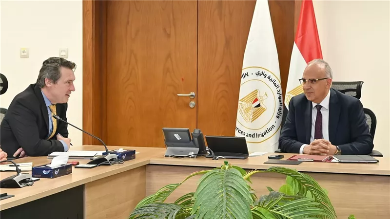 وزير الري يبحث مع مسئول بالبنك الأوروبي للتنمية سُبل تعزيز التعاون
