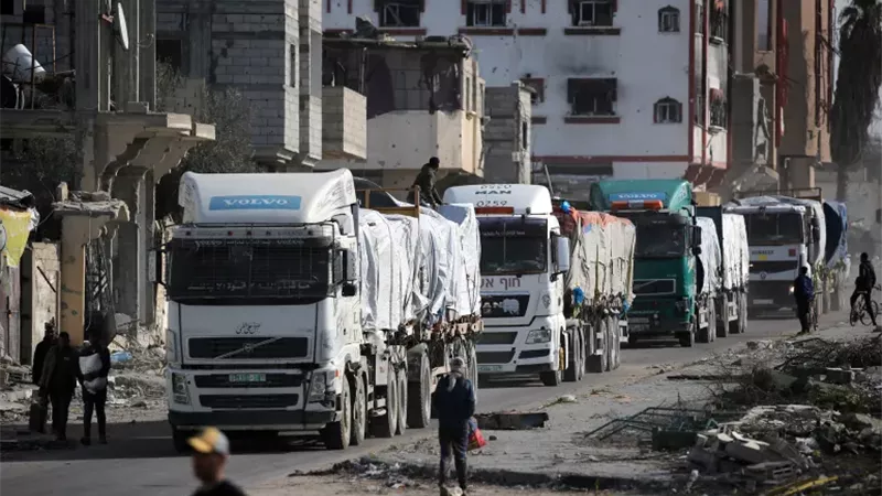 دخول 260 شاحنة مساعدات منها 23 شاحنة وقود إلى غزة حتى الآن