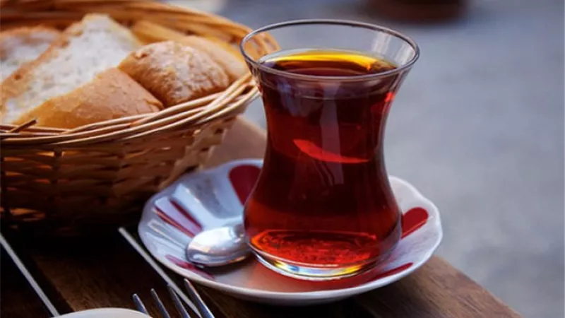 دراسة تحذر من تناول الشاي بعد الأكل مباشرة