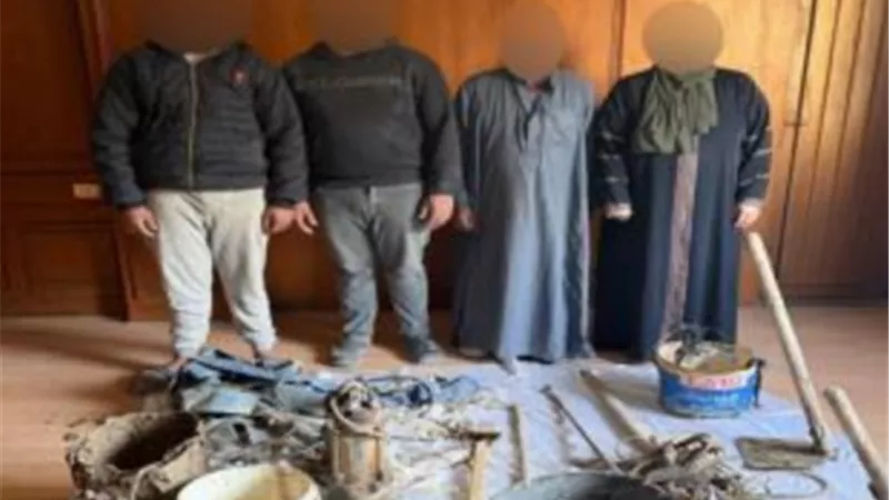 القبض على 4 أشخاص داخل حفرة في منزل بالقاهرة