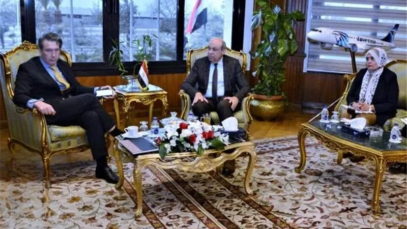 وزير الطيران المدني يبحث مع البنك الأوروبى سبل التعاون المشترك