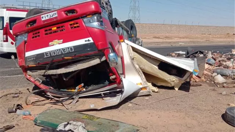 اصابة 3 فى حادث تصادم بين سيارة نقل ثقيل مع اخرى ملاكى