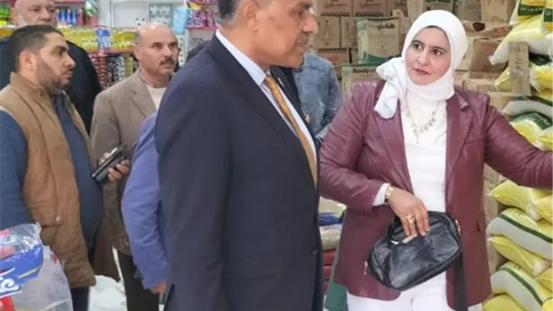 سكرتير عام مطروح يتفقد المعرض اللوجيستي للسلع الغذائية