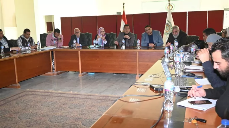 بحث خطط تطوير منظومة الصرف والمياه في العاشر