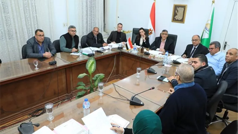 محافظ الجيزة يبحث شكاوى مواطني الجيزة