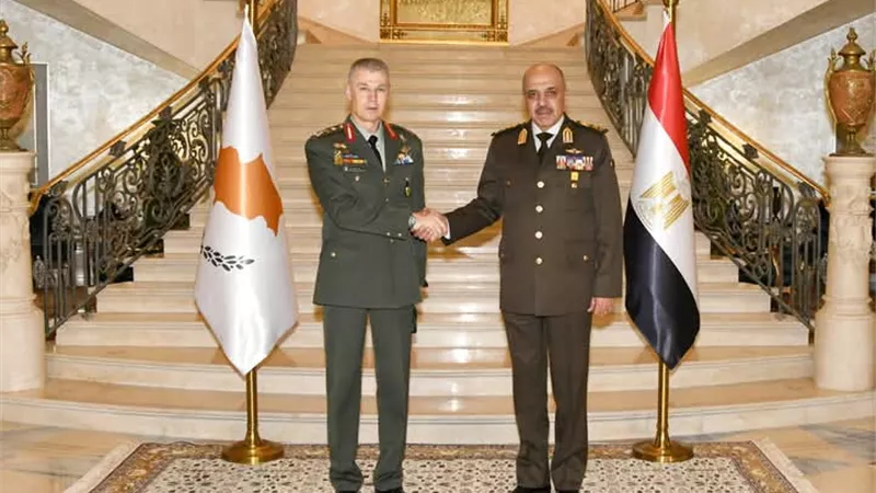 الفريق أحمد خليفة رئيس الأركان يلتقى قائد الحرس الوطنى القبرصى