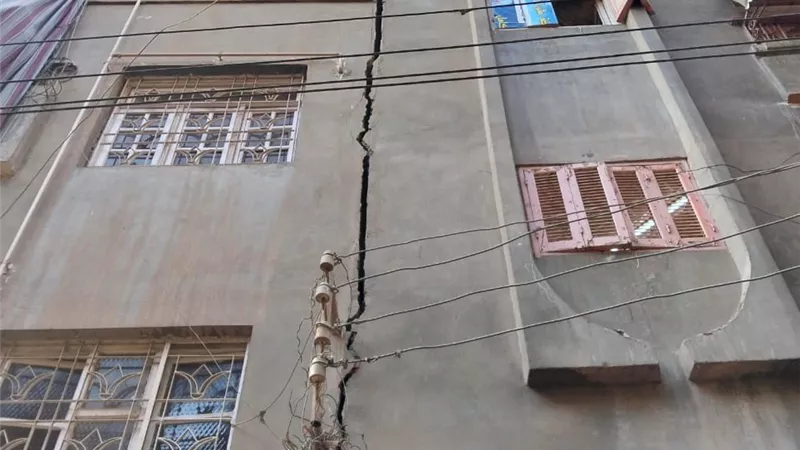 تصدع منزل من 4 طوابق بسبب التنقيب عن الاثار في المنصورة