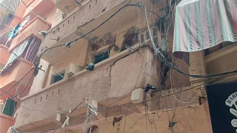 هدم عقاربمحرم بك وسط الاسكندرية لخطورته الداهمة على الارواح