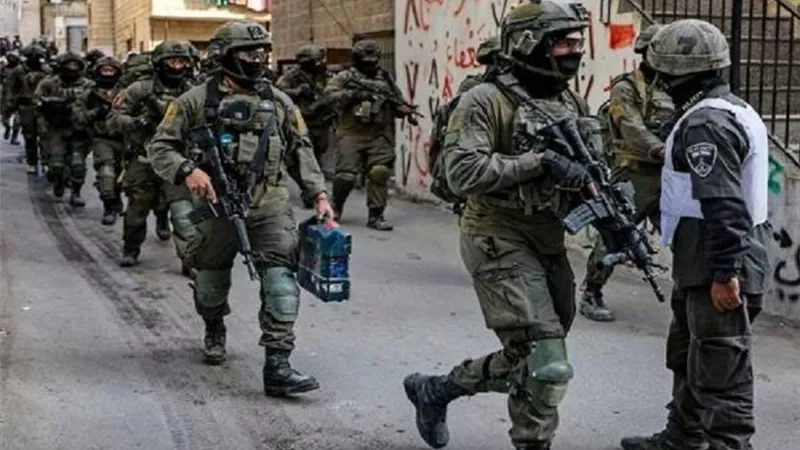 الاحتلال يعتقل خمسة فلسطينيين من بلدة بيت كاحل بالخليل