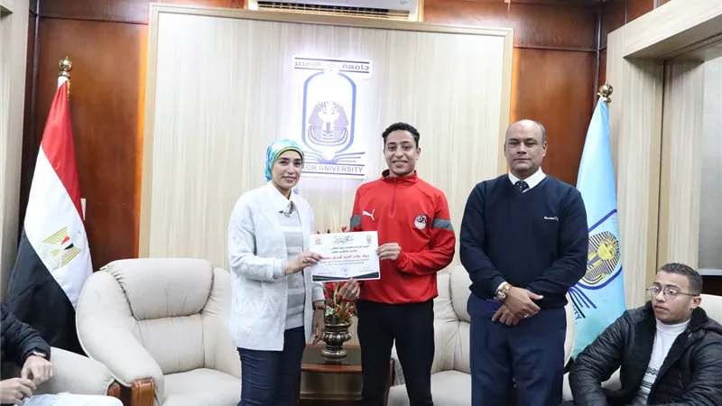 رئيس جامعة الأقصر تكرم الفائزين فى بطولة الجامعة للملاكمة