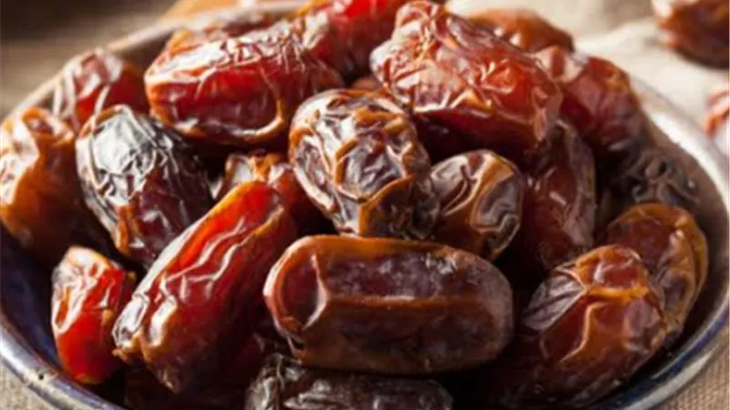 ماذا يحدث لجسمك عند تناول التمر يوميًا ؟