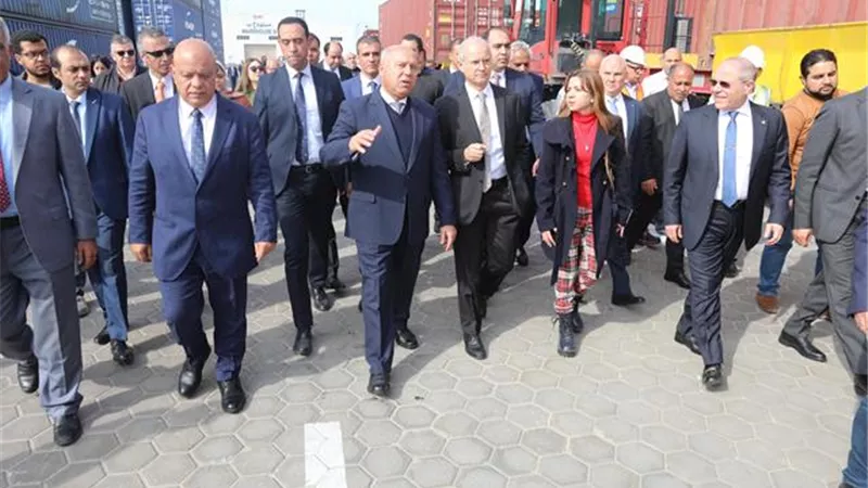 الوزير يتفقد معدلات تنفيذ مشروعات التطوير بمينائى الإسكندرية والدخيلة