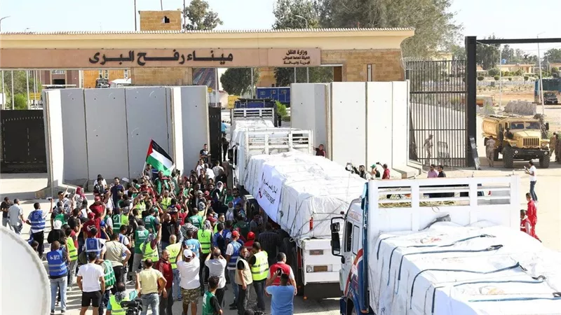 دخول 174 شاحنة منهم 14 وقود لمعبري العوجة وكرم أبو سالم اليوم