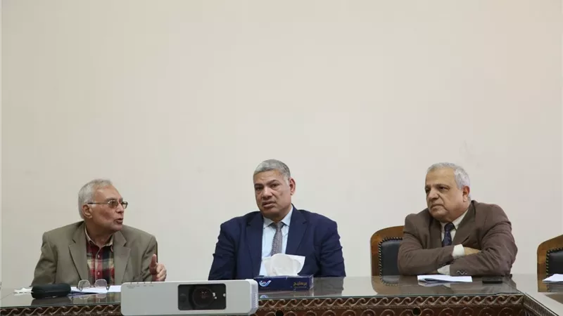 نائبُ رئيس جامعة الفيوم يَشهد اجتماعَ أخلاقيات البحث العلمي