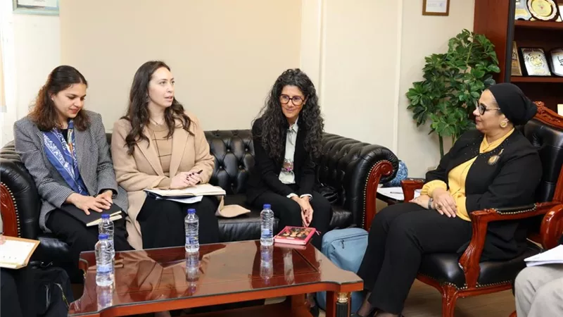 المستشارة أمل عمار تستقبل مسئول برامج تنمية بشرية بالبنك الدولي