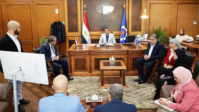 محافظ السويس يلتقي رئيس منطقة التعمير