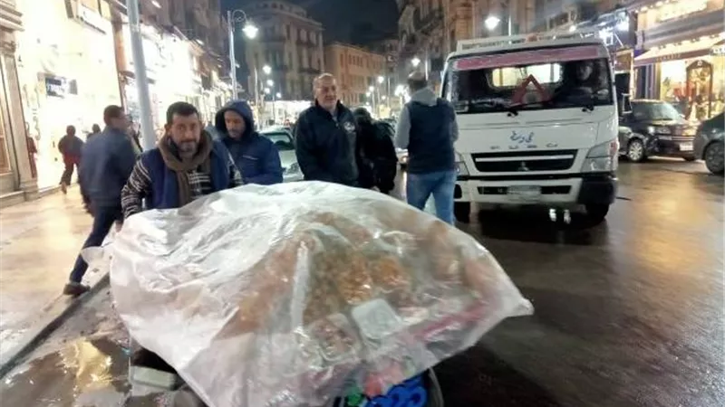 حملة ازالة مسائية تحت الامطار بمحطة الرمل بوسط الاسكندرية