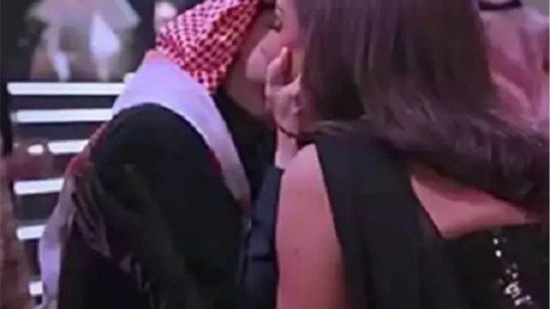 قُبلة عبد المجيد عبد الله لـ أنغام تضعها فى صدارة التريند
