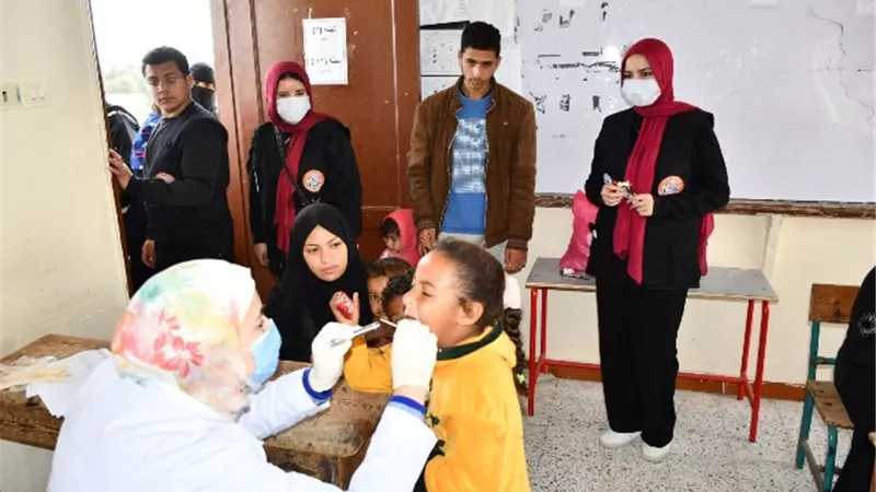 جامعة القناة تنظم قافلة طبية شاملة مجانية إلى قرية النصر