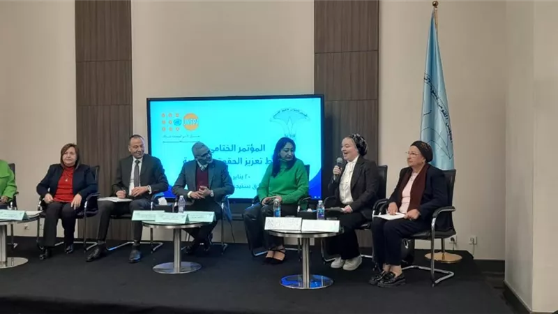مستشارة وزيرة التضامن تستعرض برامج الصحة الإنجابية